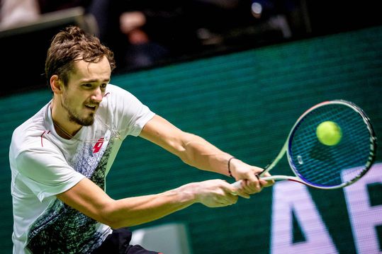 Medvedev slaat Tsonga naar huis en treft in halve finale in Ahoy Rotterdam weer een Fransman