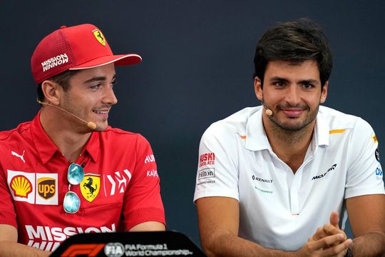 Ferrari laat Sainz en Leclerc vrij om tegen elkaar te racen: 'Benoemen géén kopman'