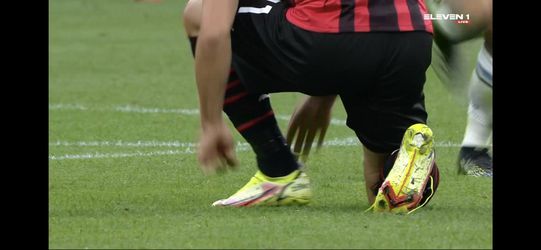 🎥 | Veter strikken? Zlatan ziet kans op een goal, vergeet veters en schoenen, en scoort