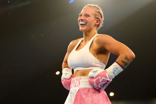 Boksster Ebanie Bridges heeft geen spijt van weigh in in lingerie