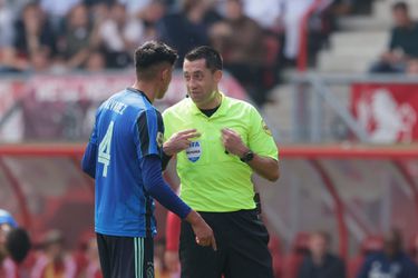 Dennis Higler verklaart waarom Edson Álvarez geen rode kaart kreeg tegen FC Twente