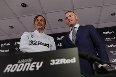 Cocu laat Rooney als aanvoerder debuteren voor Derby County