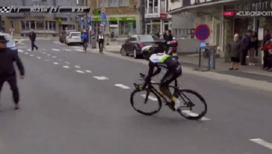 Afrikaanse wielrenner rijdt wéér twee keer verkeerd, nu in Luik-Bastenaken-Luik (video)
