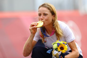 Annemiek van Vleuten is nu olympisch kampioen: 'Klinkt heel raar, maar wel lekker'