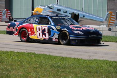 🎥 | Whoa! Monteur hangt over de boarding bij Nascar-pitstop