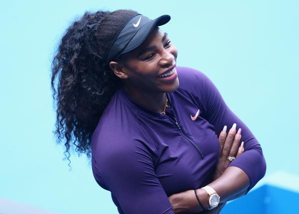 Serena Williams gaat na kluizenaarsbestaan met 50 mondkapjes op pad