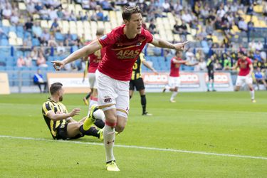 Tandem Weghorst-Vejinovic schiet AZ in Gelredome langs Vitesse