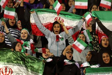 Iraanse vrouwen voor het eerst in 30 jaar welkom bij voetbalwedstrijd nationale elftal