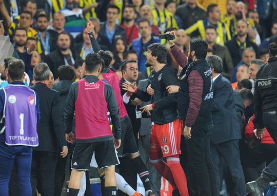 Besiktas is het niet eens met beslissing Turkse bond om gestaakt bekerduel door te spelen