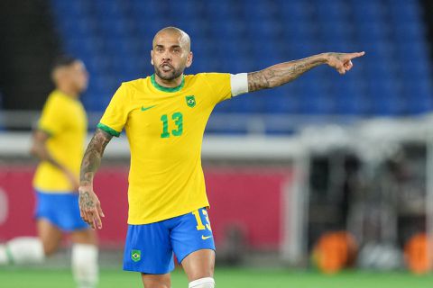 Dani Alves doet geheimzinnig over toekomst: 'Speel komend seizoen voor geen één club'