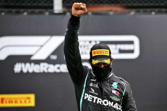 Hamilton trots op Black Power-statement na zege in Oostenrijk: 'Wilde mensen iets leren'