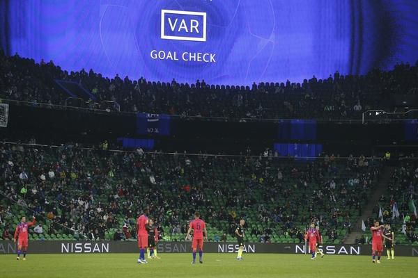 Woensdagavond zit de VAR voor het eerst ooit niet in de speelstad van een Champions League-duel