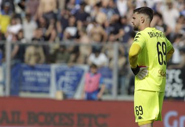 🎥 | Fiorentina-keeper claimt precies te weten hoe Cristiano Ronaldo penalty's neemt - en krijgt er 2 om zijn oren