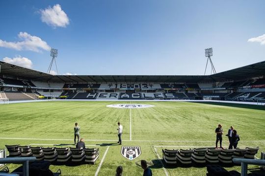 Heracles Almelo gaat zeker nog niet over op echt gras: 'Keus die we maken'