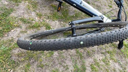 Vandalen bestrooien mountainbikeroute in Ede met VEEL punaises: 'Kansloos volk'
