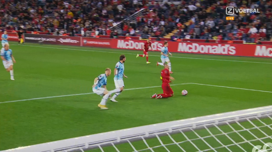 🎥 | Burak Yilmaz probeert met deze schaamteloze schwalbe een penalty te versieren