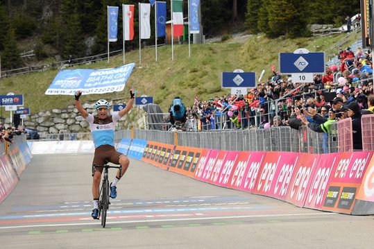 Peters pakt na fraaie solo ritzege in Giro d'Italia; Carapaz wint enkele secondes