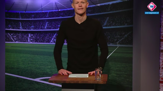 🎥 | LOL! Beugelsdijk probeert het als presentator: 'Ik ben te groot, zie je!'