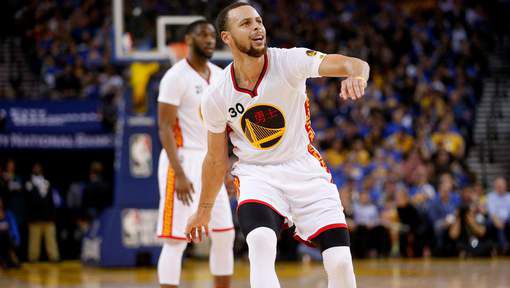 Curry helpt Warriors op eigen verjaardag langs Philadelphia (video)