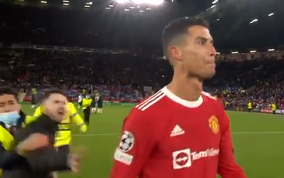 🎥 Net een horrorfilm! Veldbestormer rent op nietsvermoedende Cristiano Ronaldo af