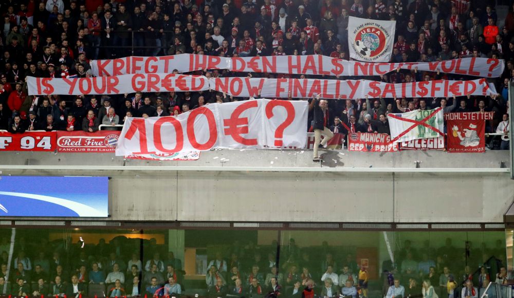 Bayern-fans smijten nepgeld op het veld als protest tegen Anderlecht (video)