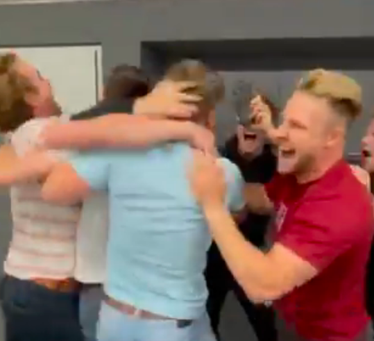 😭🎥 | Mooi! Justin Kimmann wordt helemaal gek na gouden race van broer Niek