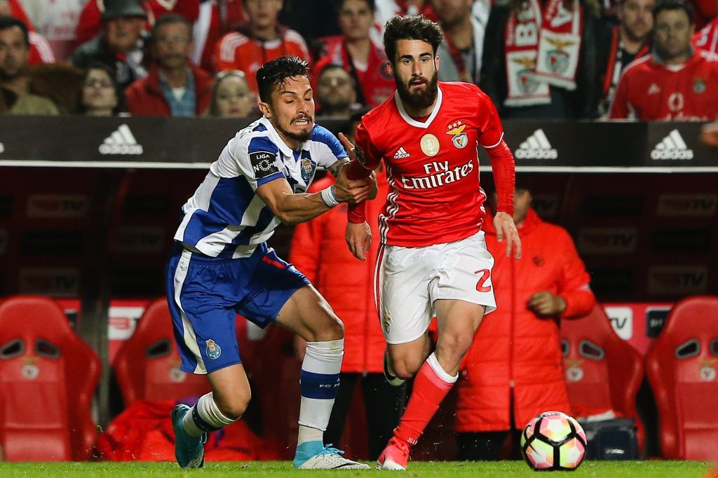 Porto en Benfica houden titelstrijd spannend na gelijkspel