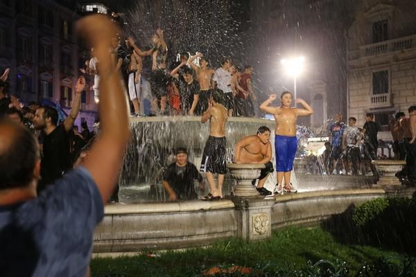 🎥 | Fans van Napoli hebben schijt aan corona en vieren massaal feest na bekerwinst