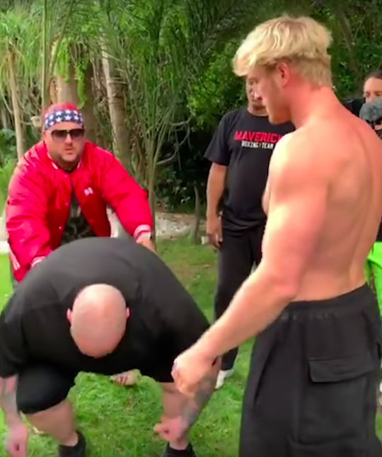 Amerikaanse YouTube-persoonlijk slaat tegenstander KO in 'slapping contest' (video)