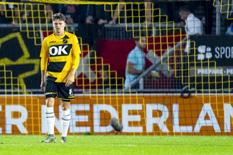 Wedstrijd tussen NAC en FC Emmen tijdelijk gestaakt omdat publiek bekertjes op scheids gooit