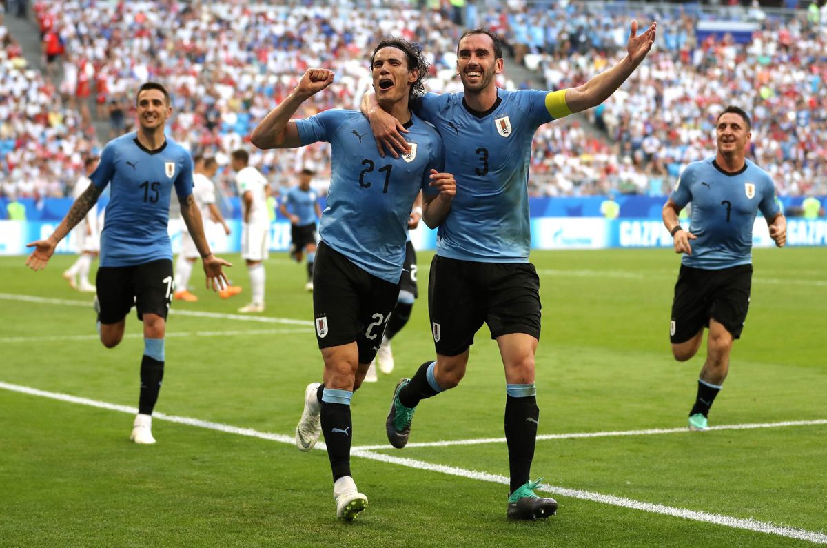 Uruguay rekent dankzij Suarez en Cavani af met Rusland en kroont zich tot groepswinnaar