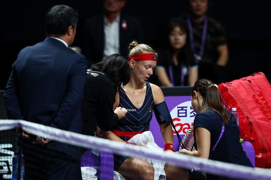 NOO! Kiki Bertens fysiek niet in orde en verlaat WTA Finals in tranen
