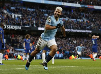 Lol! Scheids verstopt bal voor hattrickhero Agüero (video)