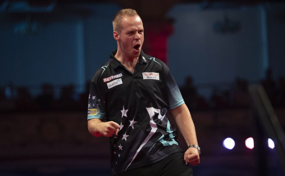 Zege op Chisnall was emotioneel voor Hopp: 'Hij heeft kanker en zit in het laatste stadium'