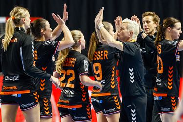 Nederlandse handbalsters houden niets heel van Griekenland op Kreta