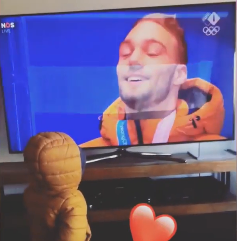 Lief! Zoontje van Kjeld Nuis ziet papa op televisie en is blij (video)