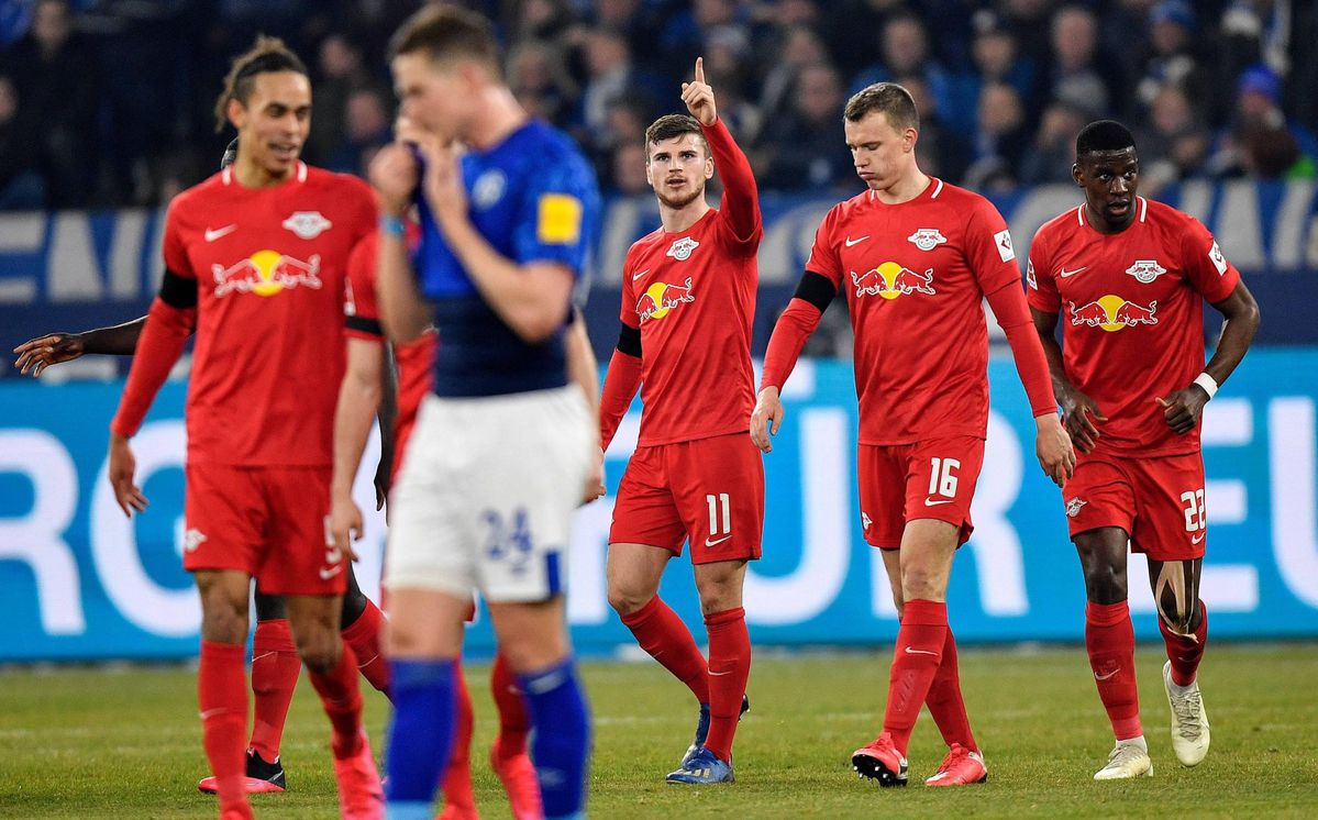 Leipzig vernedert Schalke en blijft in spoor van Bayern