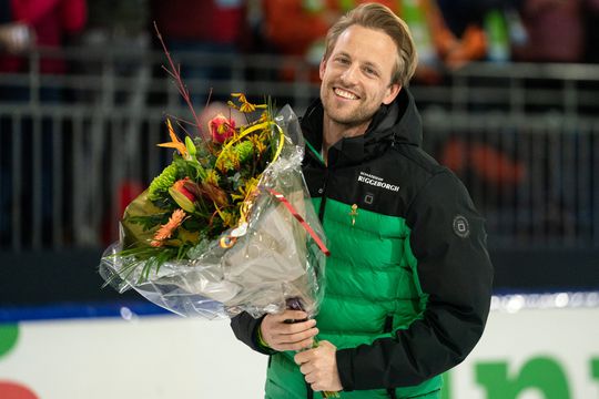 Held! Michel Mulder ontvangt gouden speld van schaatsbond