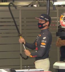 🎥 | Max Verstappen warmt zich op voor sprintrace door... mecanicien met metalen stok aan zijn nek te trekken 😅