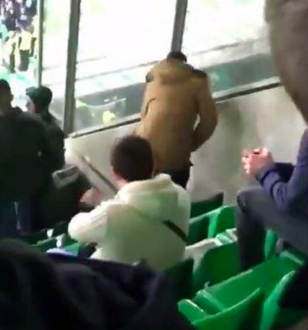 Ook fan Saint-Étienne gooit beker met pis naar fans van rivaal (video)