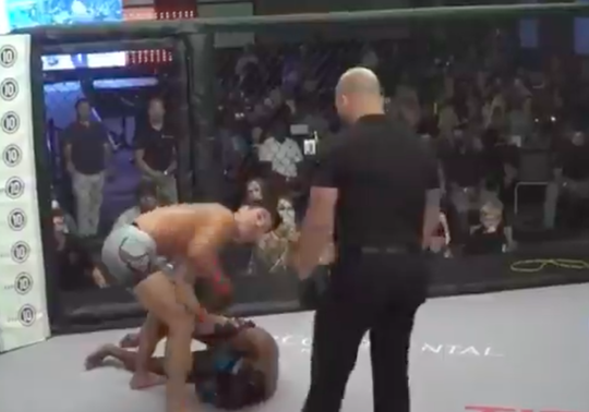 🎥 | Glory-vechter Asa Ten Pow kent simpel MMA-debuut: tegenstander doet NIETS