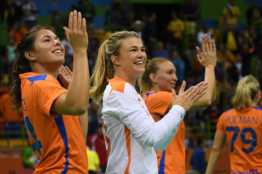 Nederlandse handbalsters winnen eenvoudig van de reserves