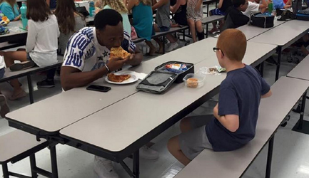 Football-speler verrast autistisch jongetje met lunch