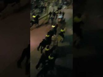 WTF! Politiepaard rijdt supporter keihard omver (video)