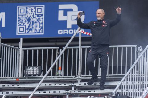 Laffe actie: 'klant' steelt kampioensshirt Feyenoord uit tattooshop, John de Wolf belooft nieuwe