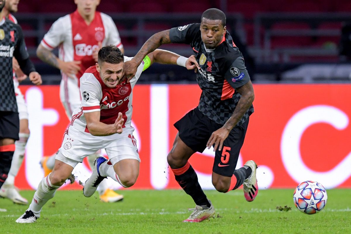 Ajax begint de Champions League met veel pech en een nederlaag