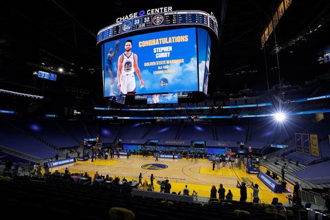 🎥 | Stephen Curry pakt clubtopscorer-record van legende Wilt Chamberlain af bij Golden State Warriors