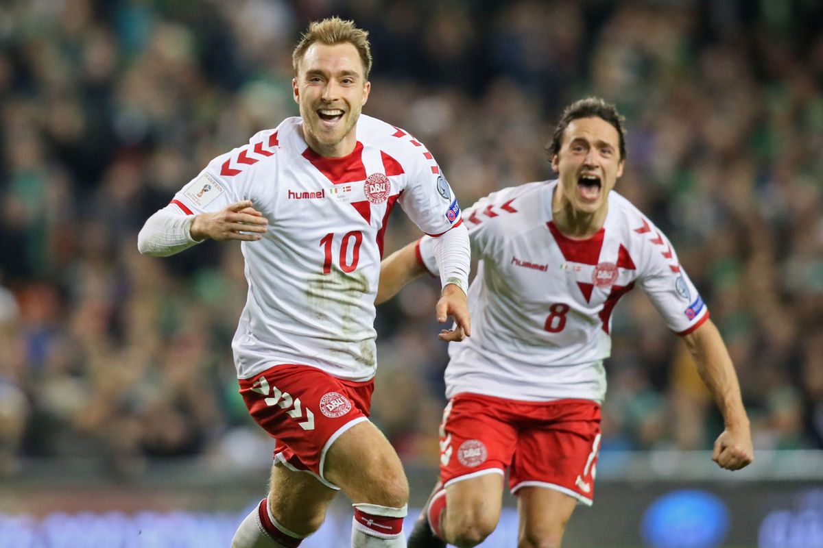 Eriksen schiet Denemarken met hattrick aan mooie goals naar WK (video)