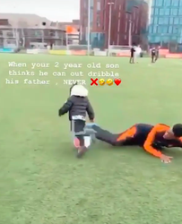 🎥 | HAHA! Quincy Promes haalt 2-jarig zoontje onderuit tijdens het voetballen