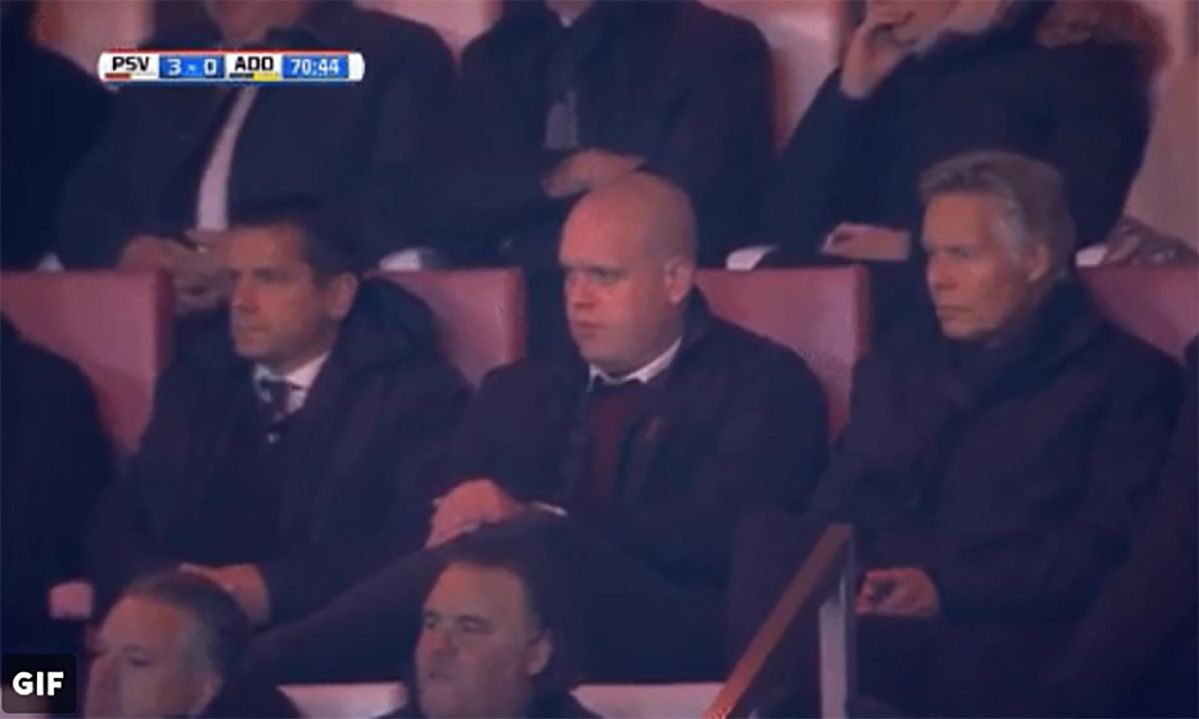 Van Gerwen chillt 'm bij een wedstrijdje van PSV